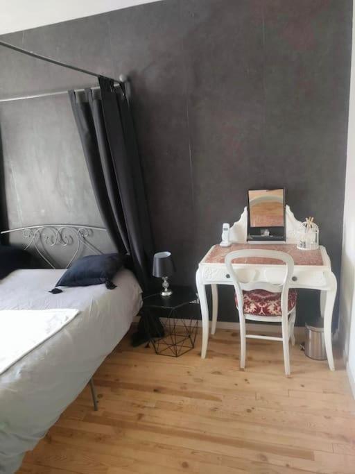 Gite La Roche Paisible Saint-Julien-de-Coppel Εξωτερικό φωτογραφία